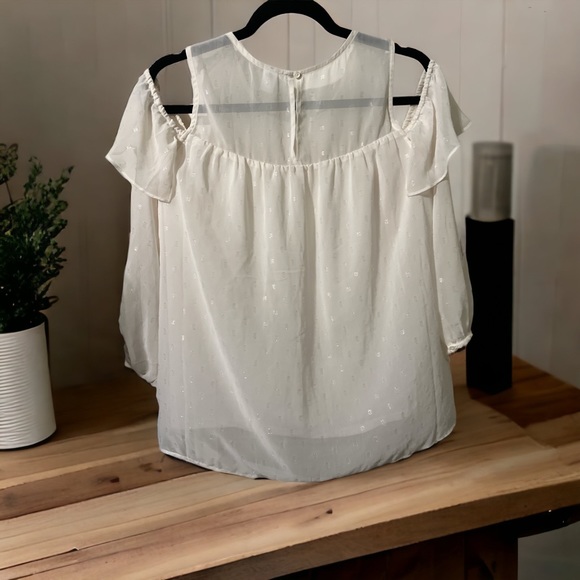 Old Navy Cold Shoulder Size Medium - Picture 2 of 5